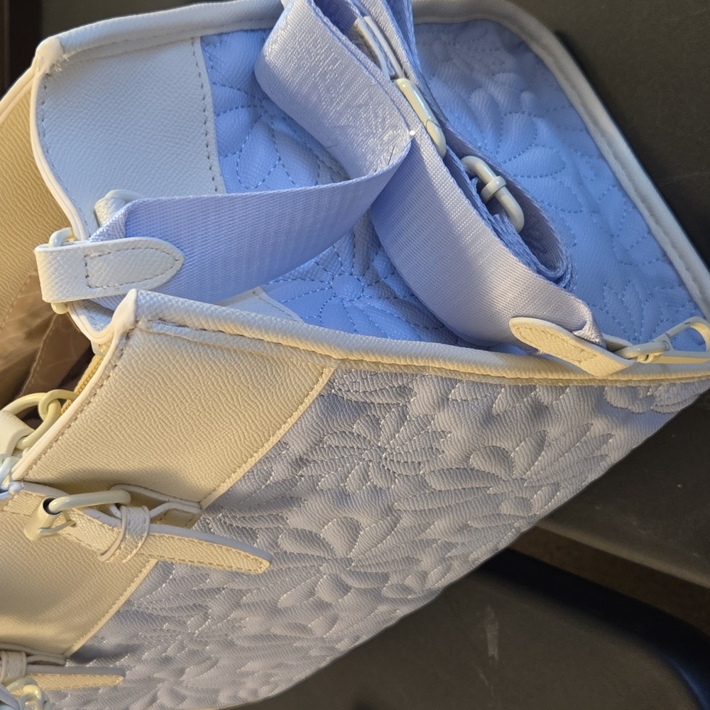 Betsey Johnson Blue Flower Tote - NWT - Picture 8 of 9